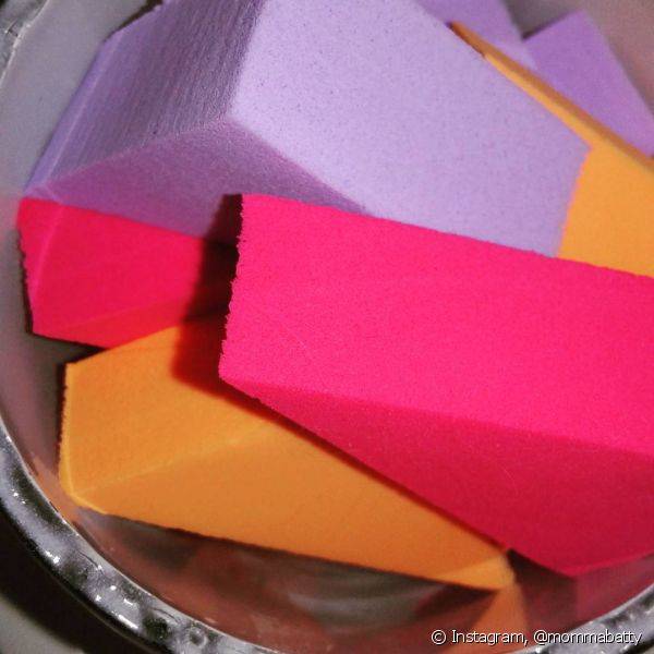 A esponja em prisma triangular é mais usada para fazer contorno ou aplicar pó (Foto: Instagram @mommabatty)